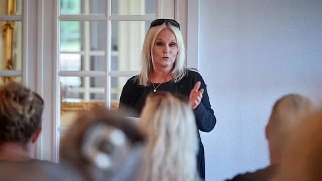 Klarsynsaften Eksklusiv på HOLMEGAARD Gods i Skovriddersalen v /MARIANNE LARSEN