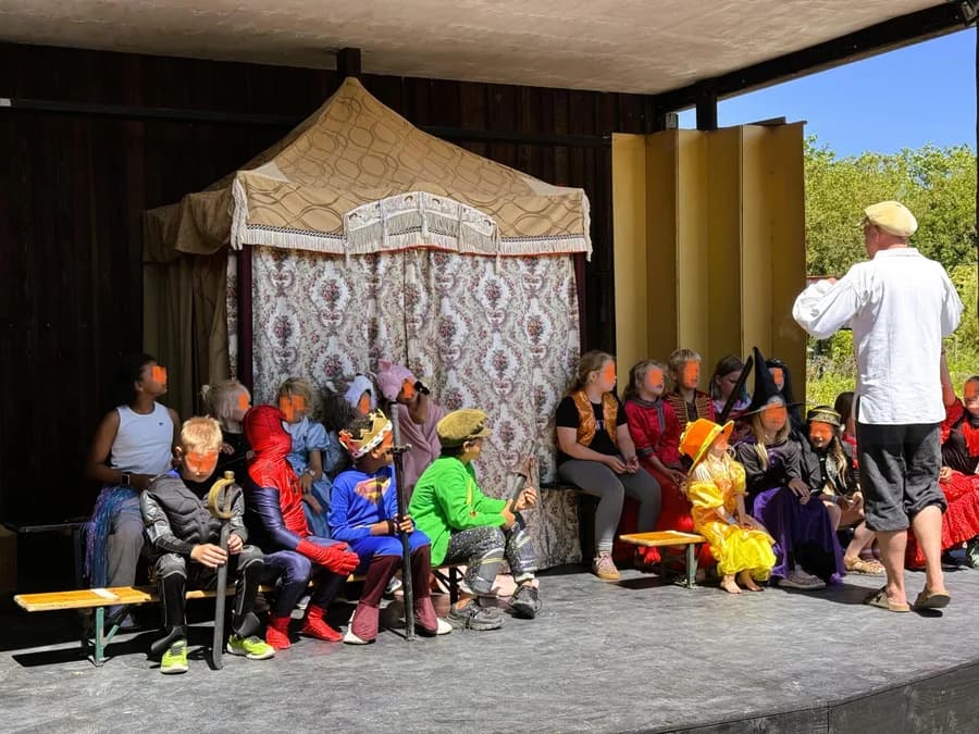 Spil-selv-teater