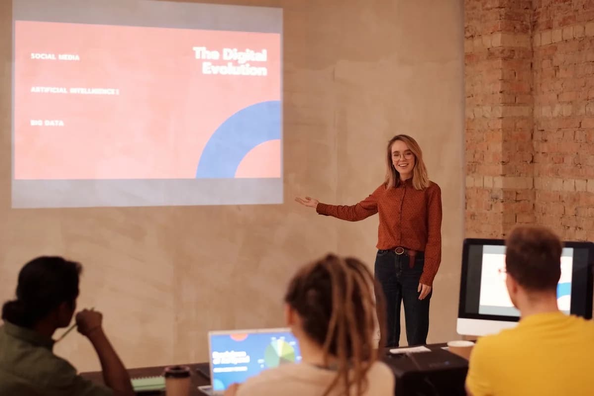 A woman presents a talk on AI and big data to an audience.