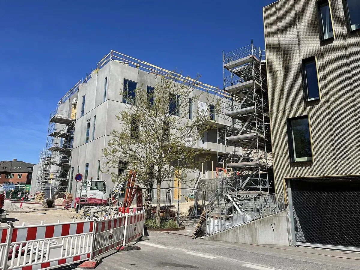 Construction site beside modern buildings in Næstved.
