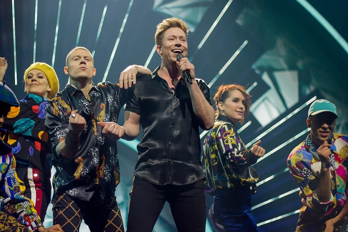 Teit Samsø performs on stage with backup dancers at Dansk Melodi Grand Prix 2019.